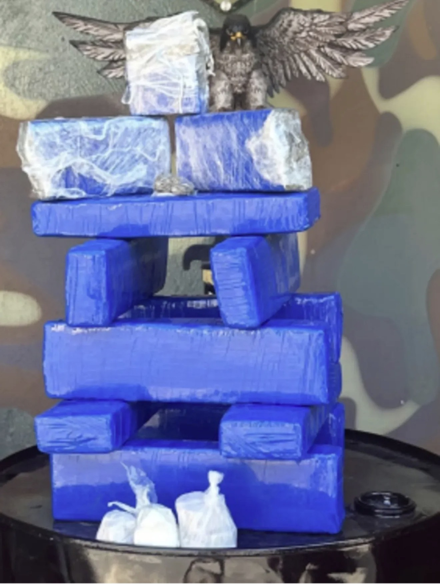     Mulher é presa após pegar carona com policial e transportar drogas em mala